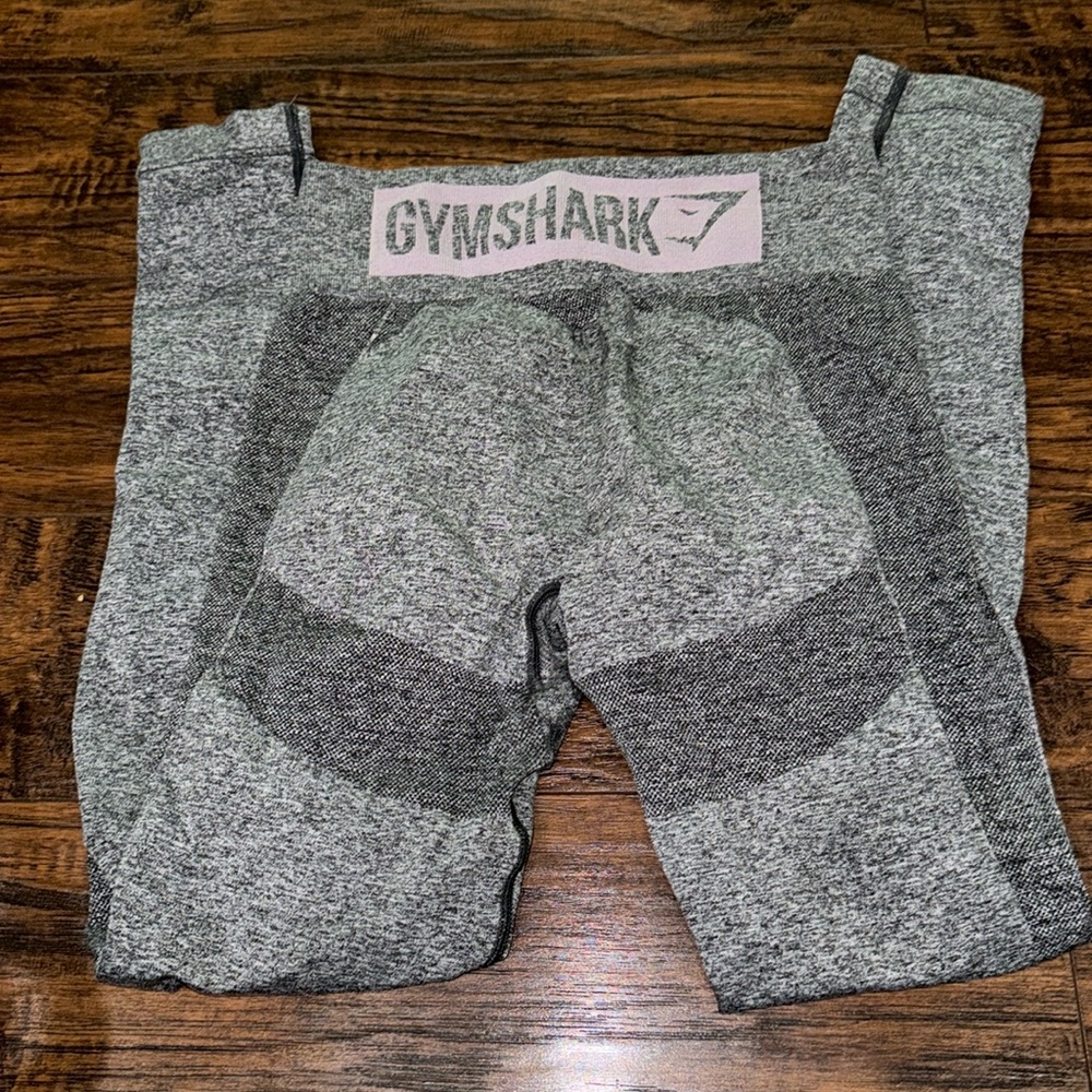 Gym shark leggings